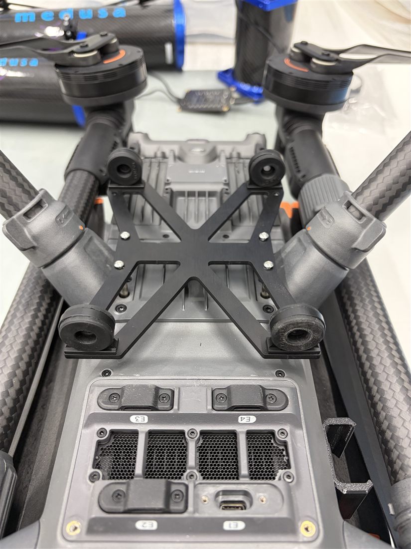 Drone plate positioned and secured with M3x25 screws on the DJI Matrice 400